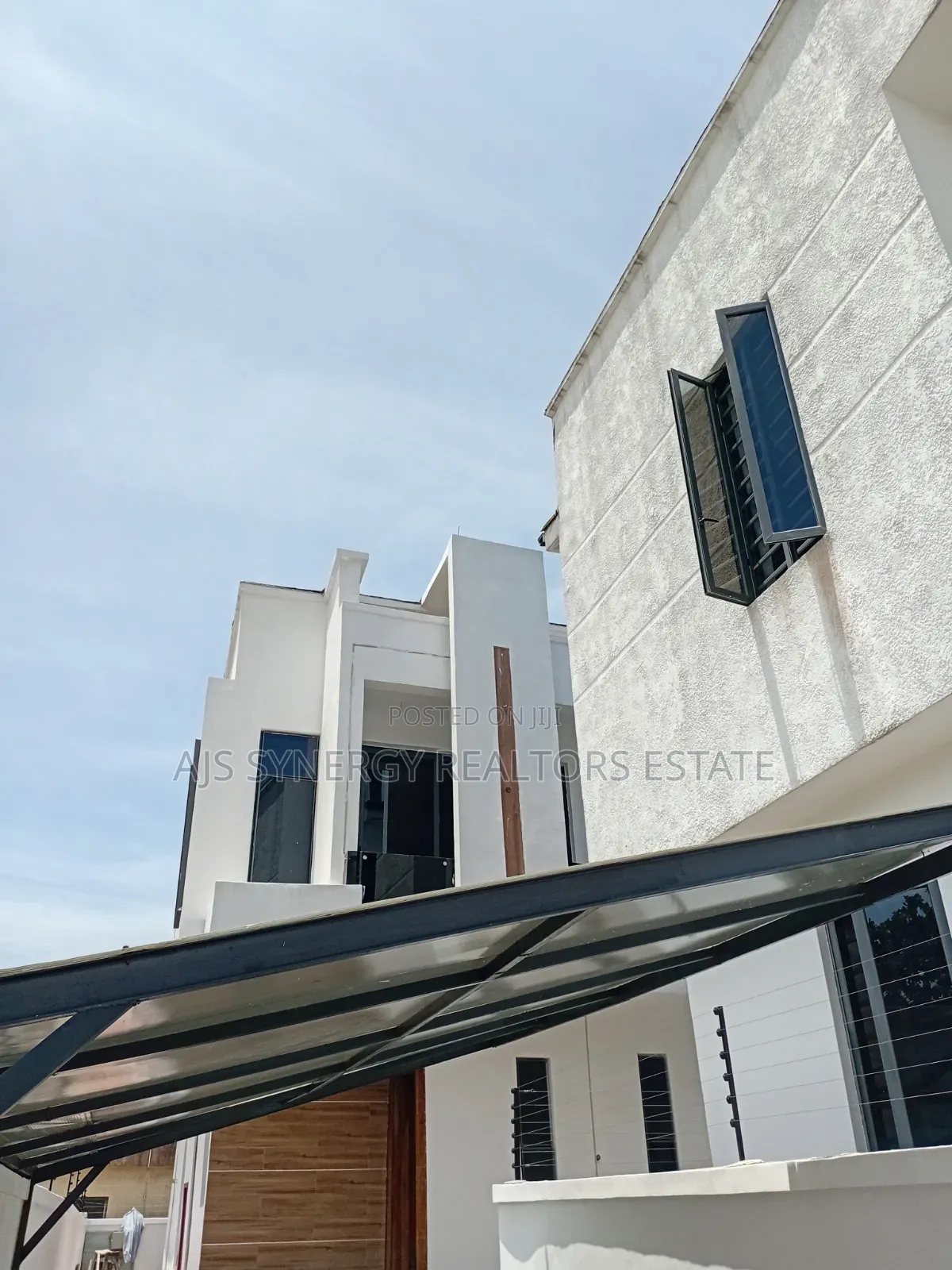5bdrm Duplex in Chevron for sale in Chevron