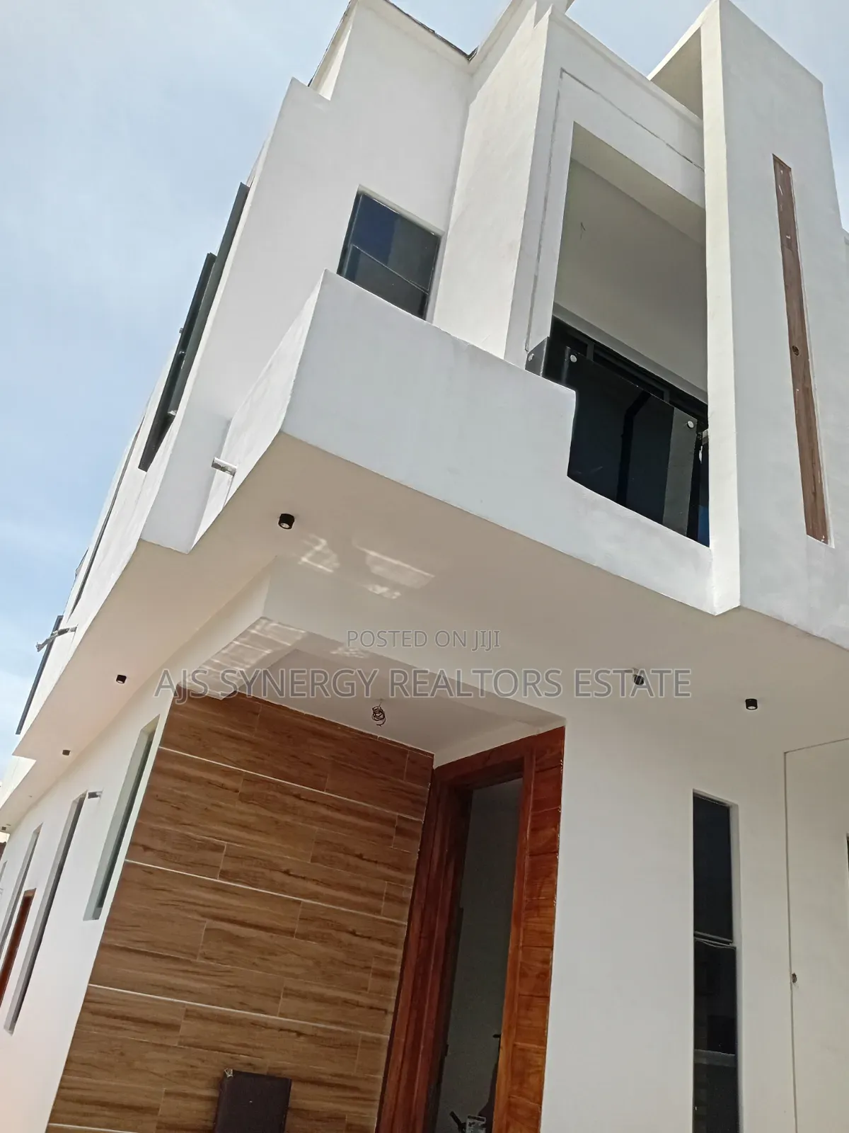 5bdrm Duplex in Chevron for sale in Chevron