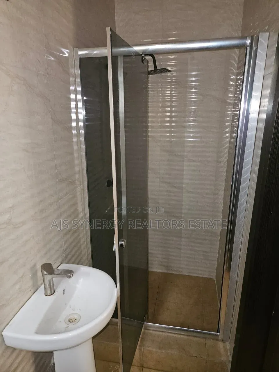 4bdrm Duplex in Chevron for sale in Chevron