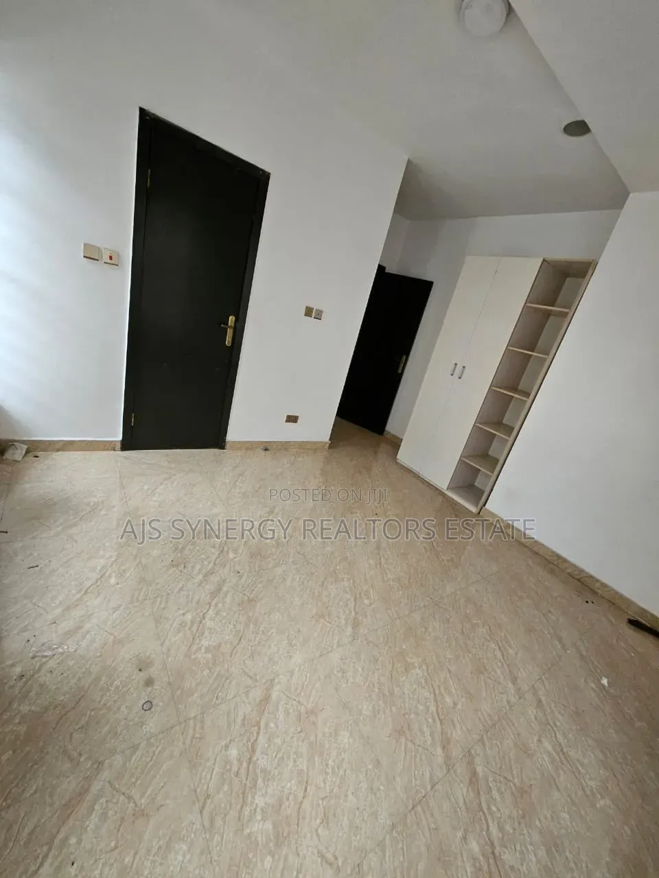 4bdrm Duplex in Chevron for sale in Chevron