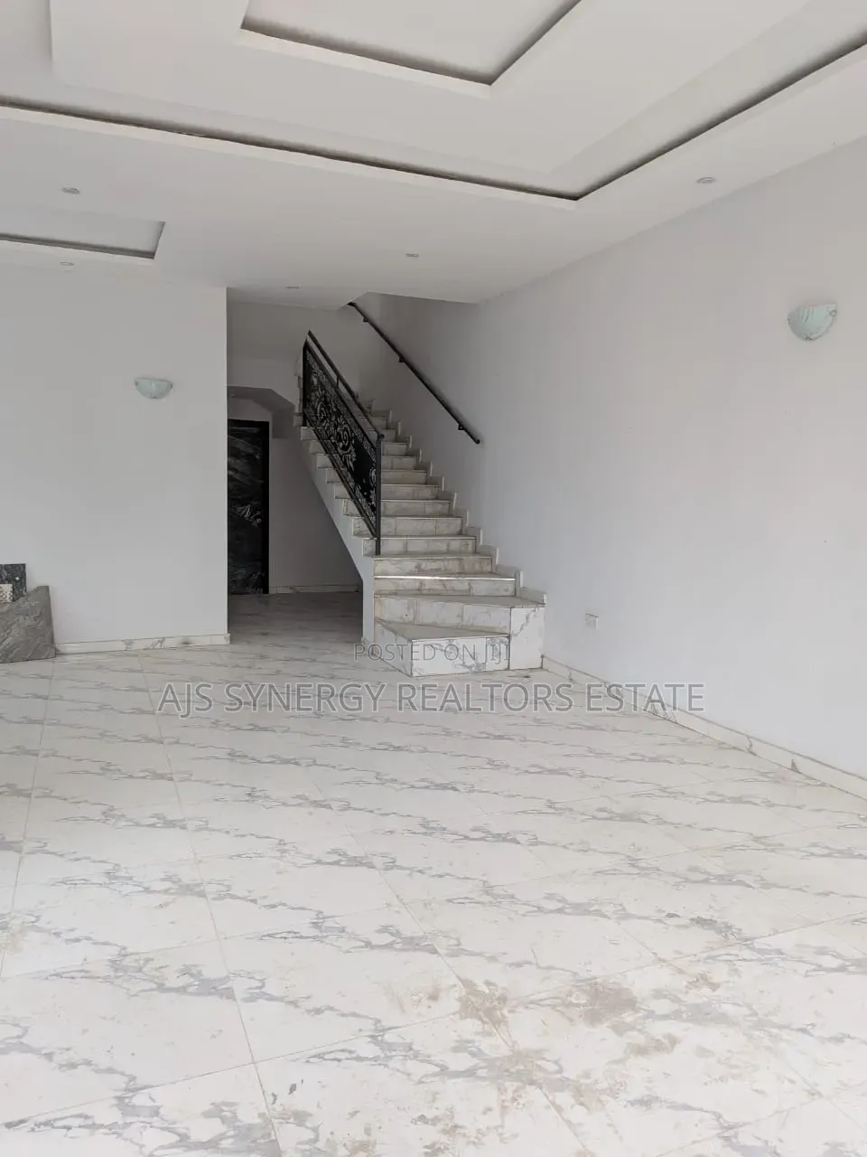 4bdrm Duplex in Chevron for rent in Chevron