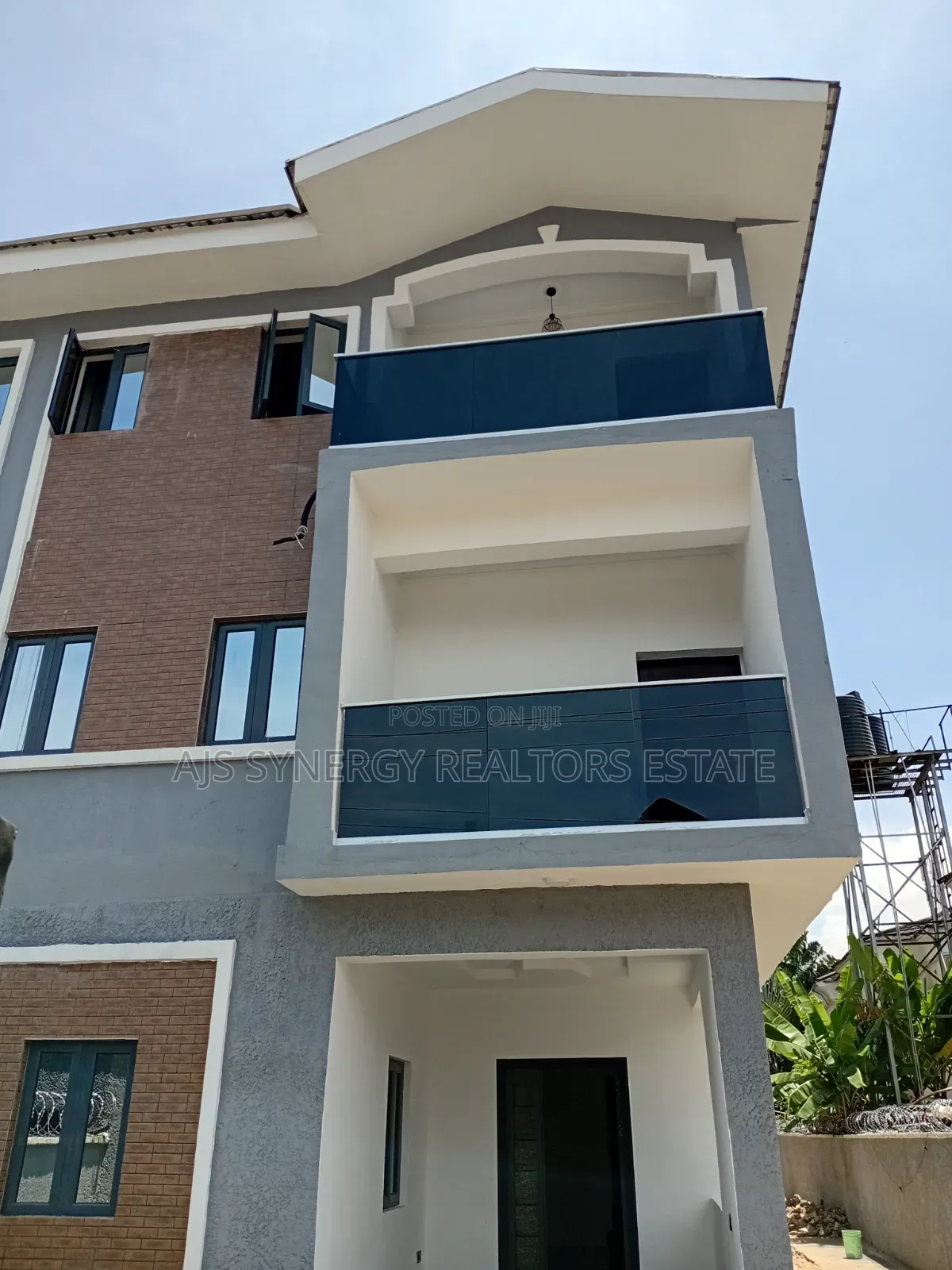 4bdrm Duplex in Chevron for rent in Chevron