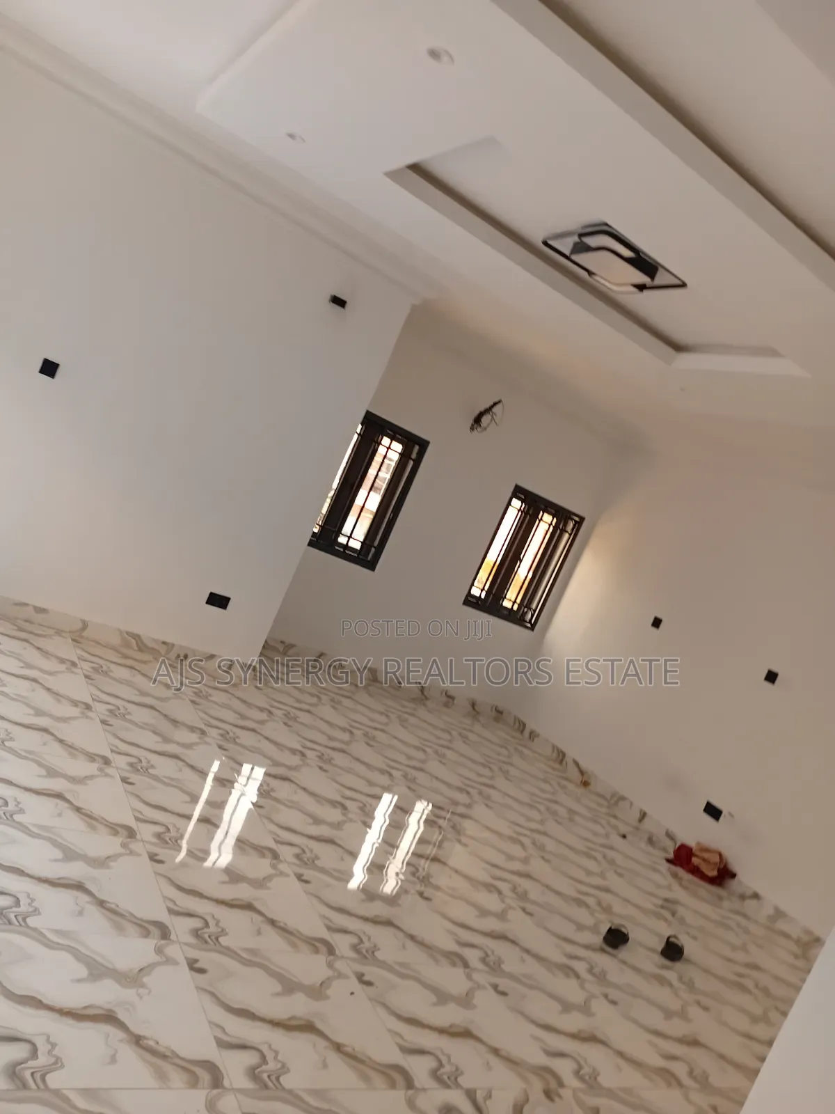 4bdrm Duplex in Chevron for rent in Chevron