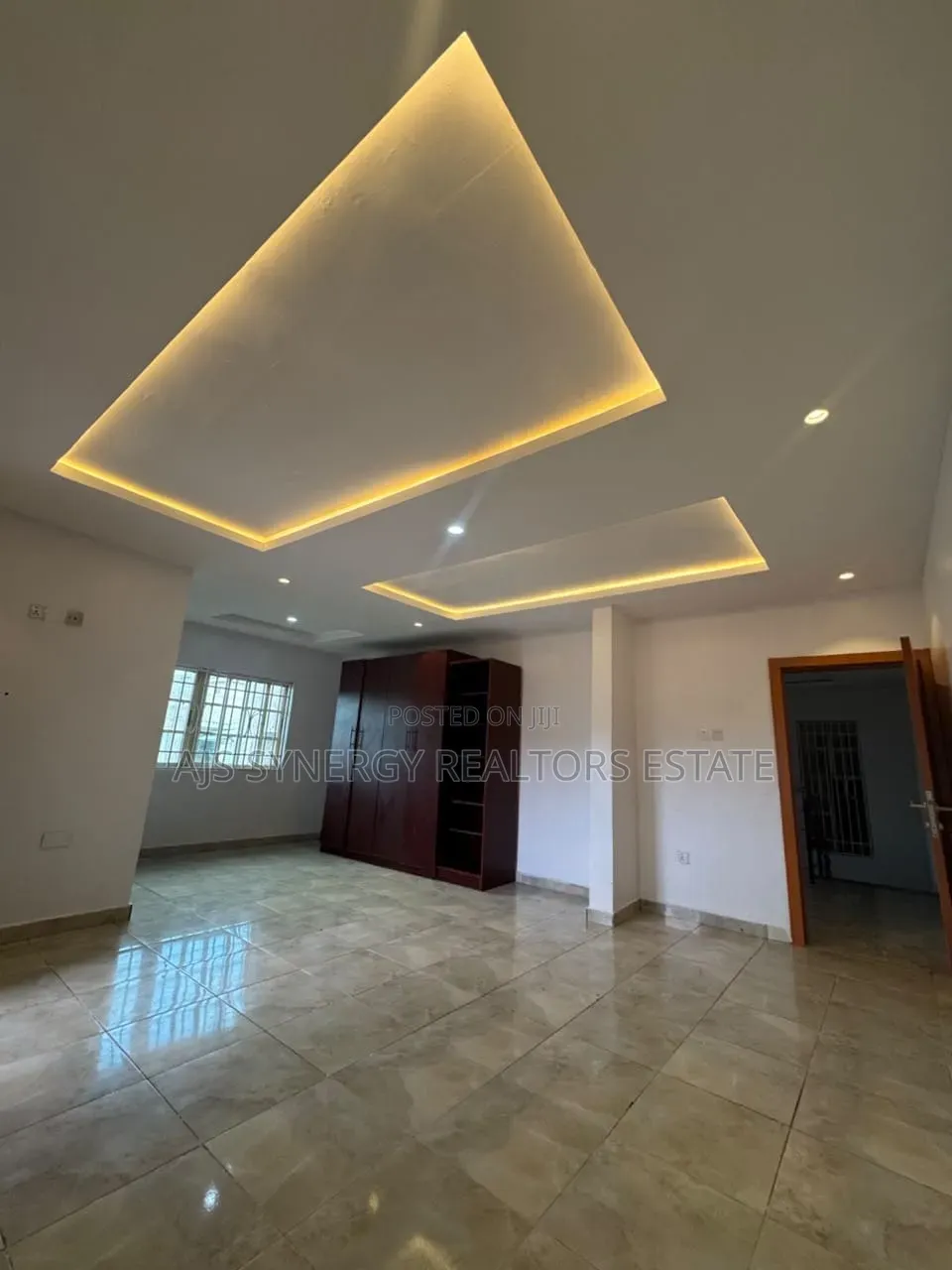 4bdrm Duplex in Chevron for rent in Chevron