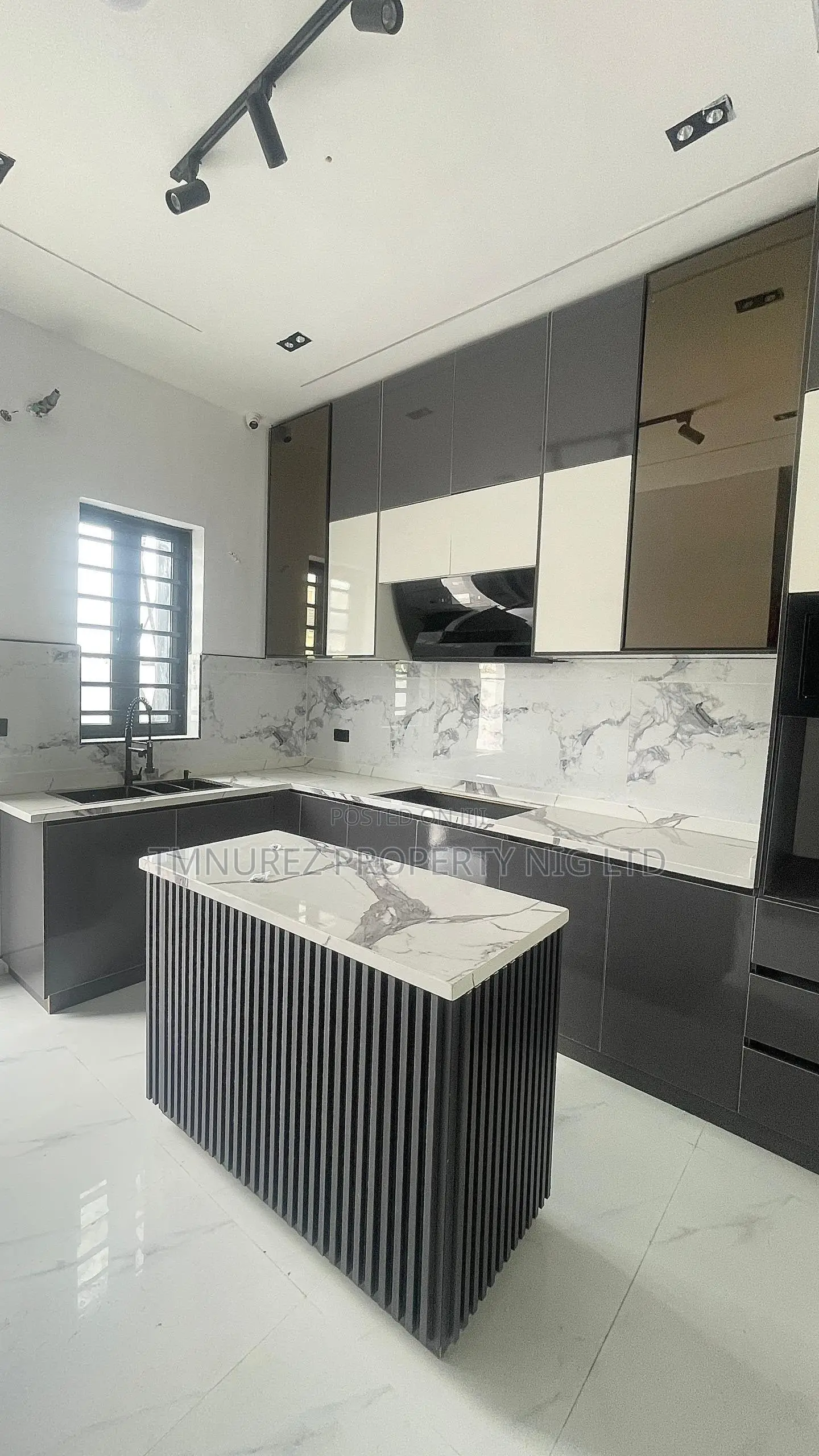 4bdrm Duplex in Ikota for sale in Ikota