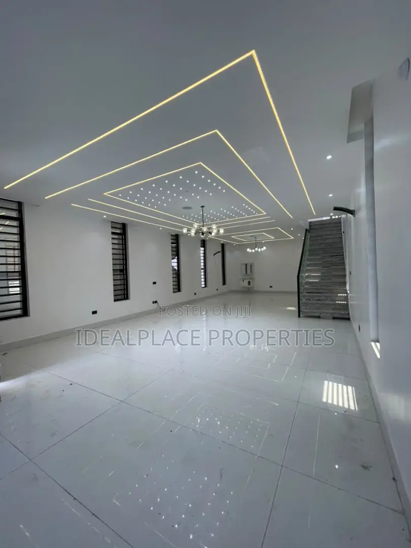 5bdrm Duplex in Ikota for sale in Ikota