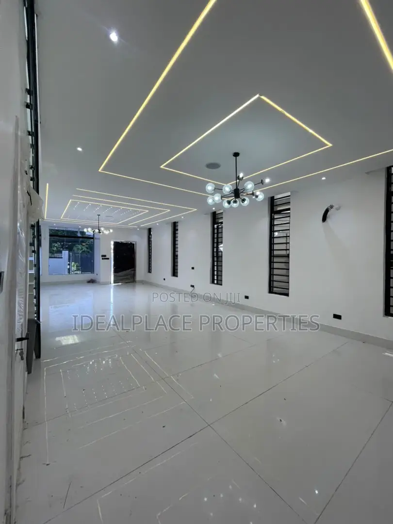 5bdrm Duplex in Ikota for sale in Ikota