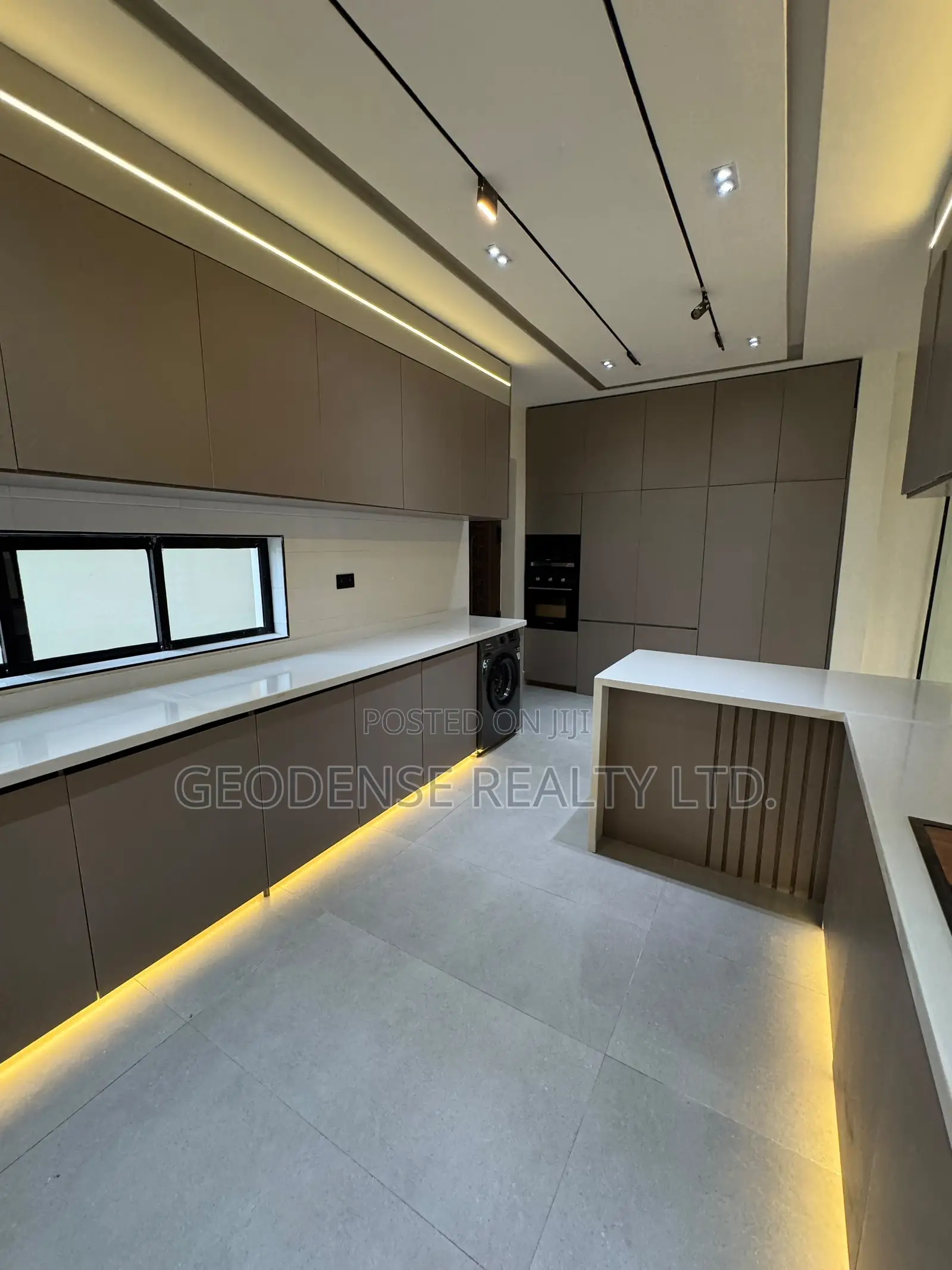 5bdrm Duplex in Lekki Phase 1 for sale in Lekki Phase 1