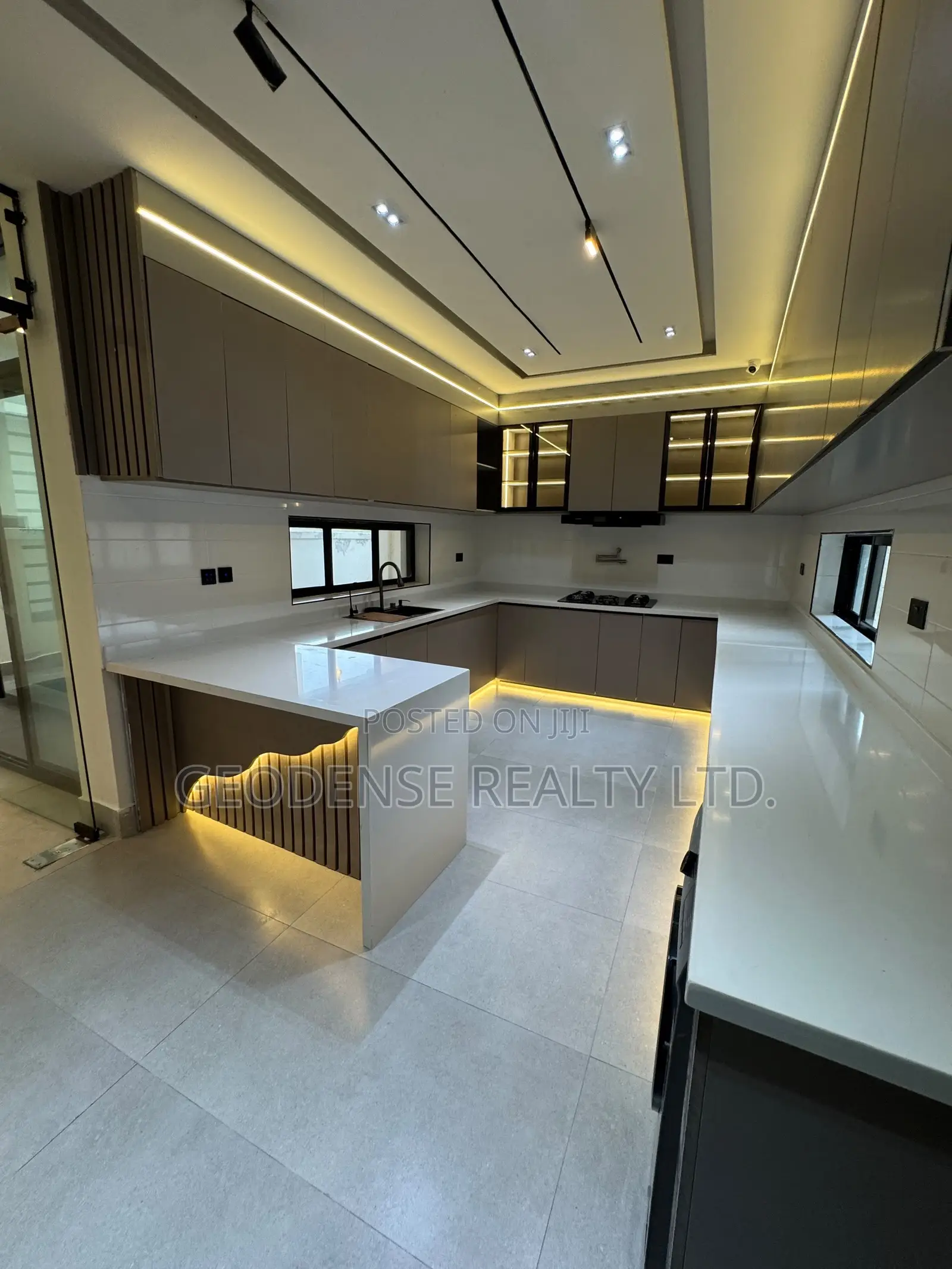 5bdrm Duplex in Lekki Phase 1 for sale in Lekki Phase 1