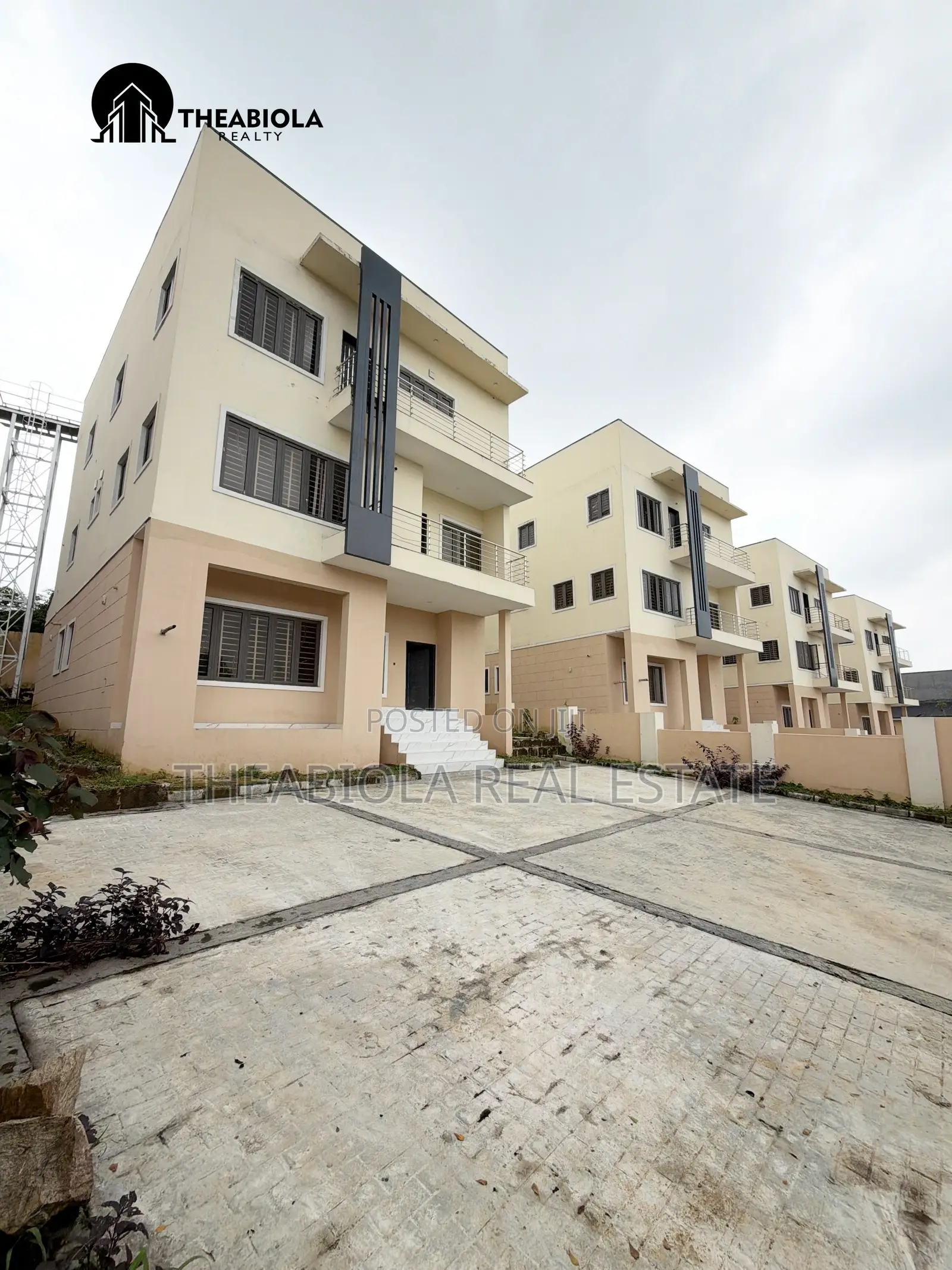 5bdrm Duplex in In A Secured & for sale in Guzape District
