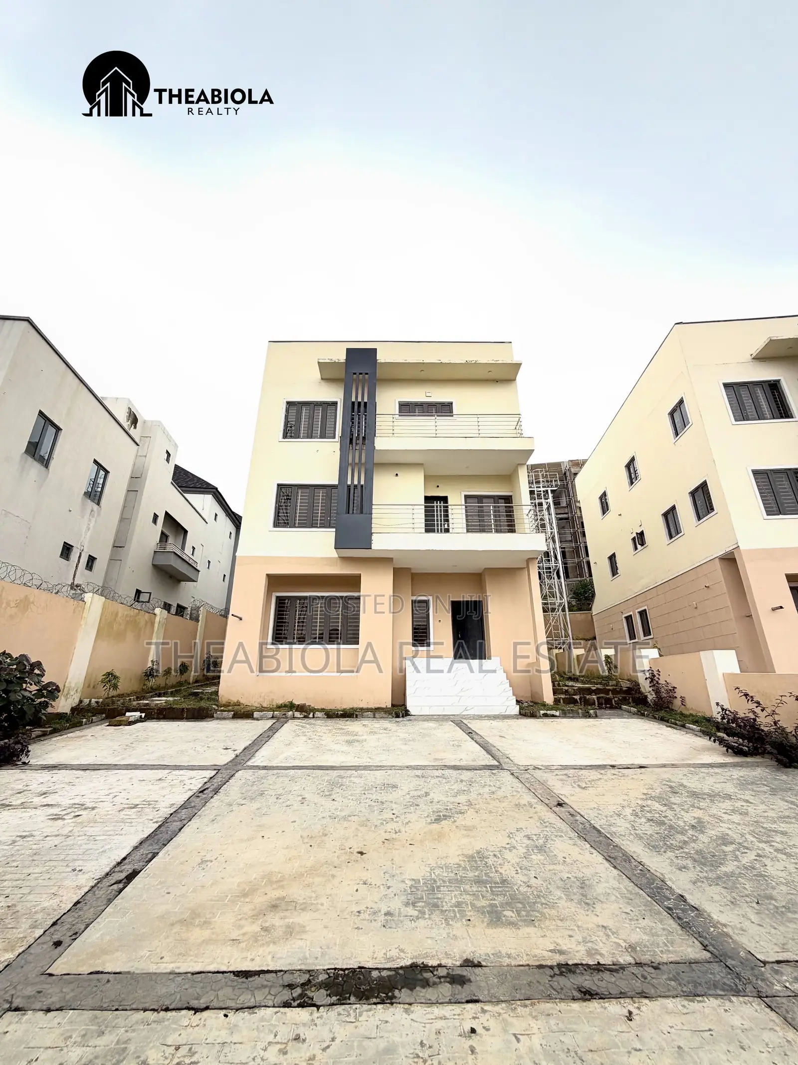 5bdrm Duplex in In A Secured & for sale in Guzape District