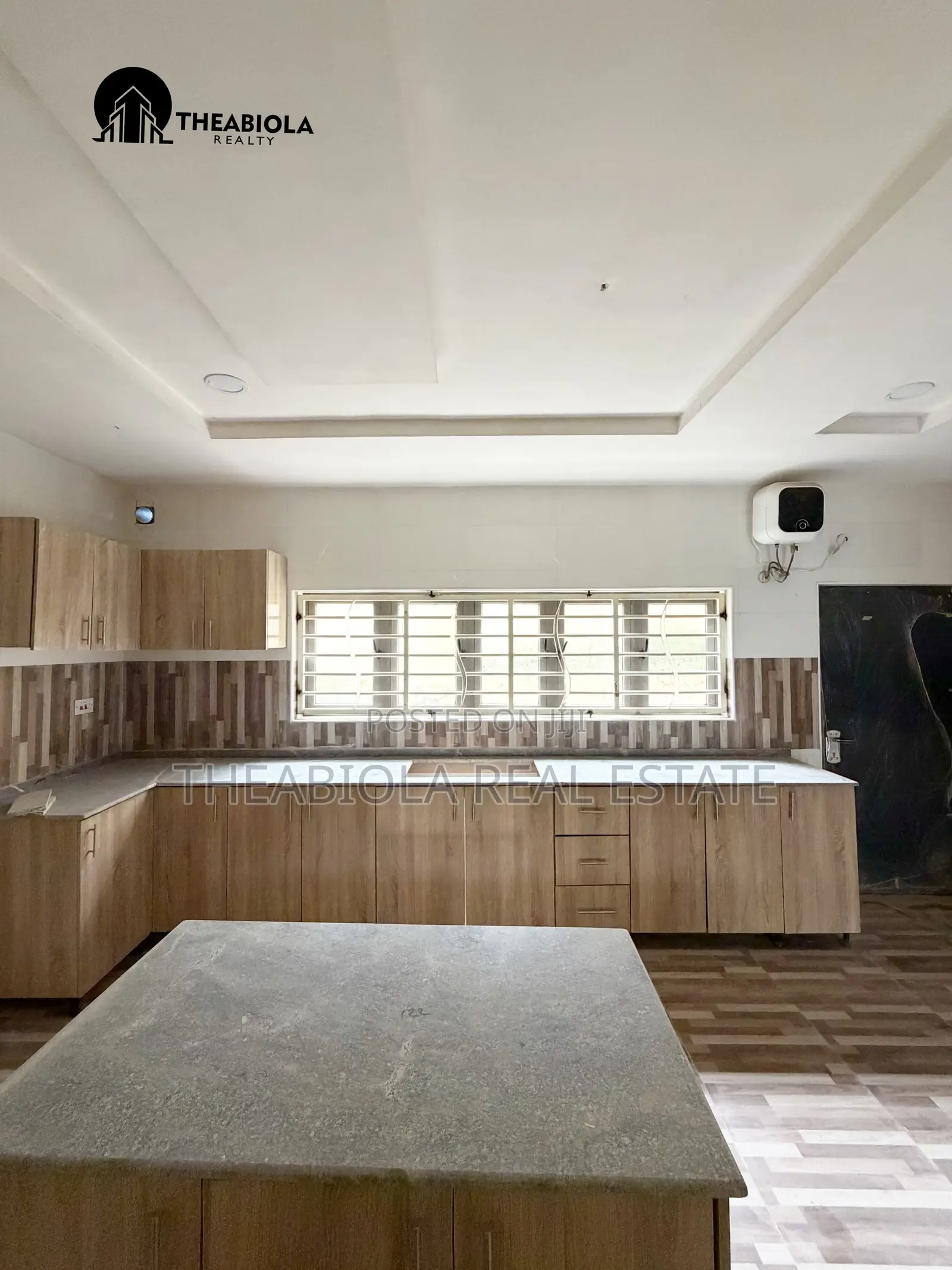5bdrm Duplex in In A Secured & for sale in Guzape District