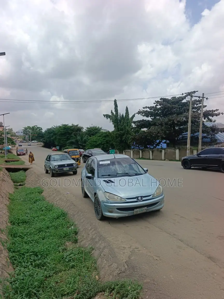 3bdrm Block of Flats in Kaura District. for sale in Kaura