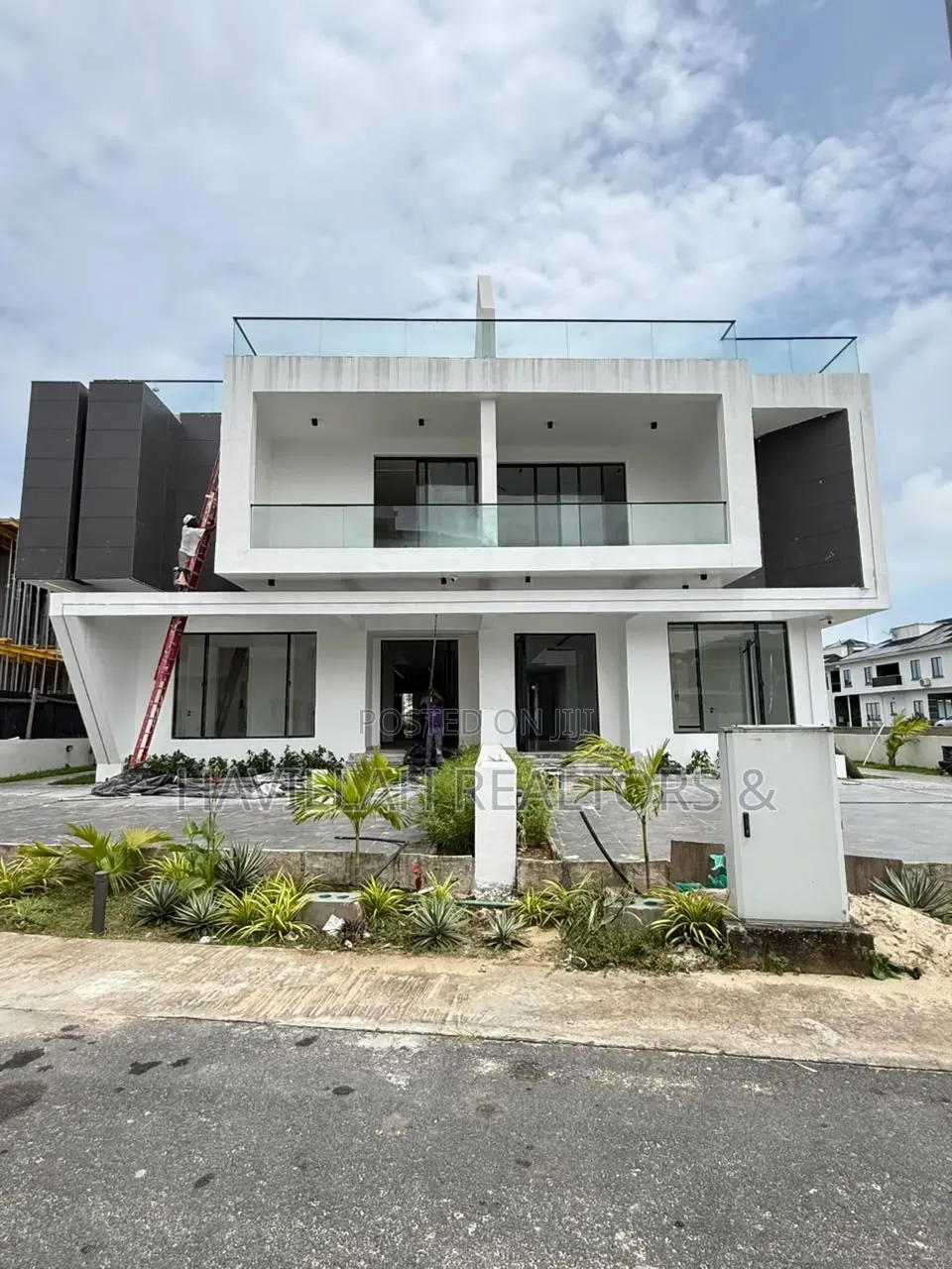 5bdrm Duplex in Ikate for sale in Ikate
