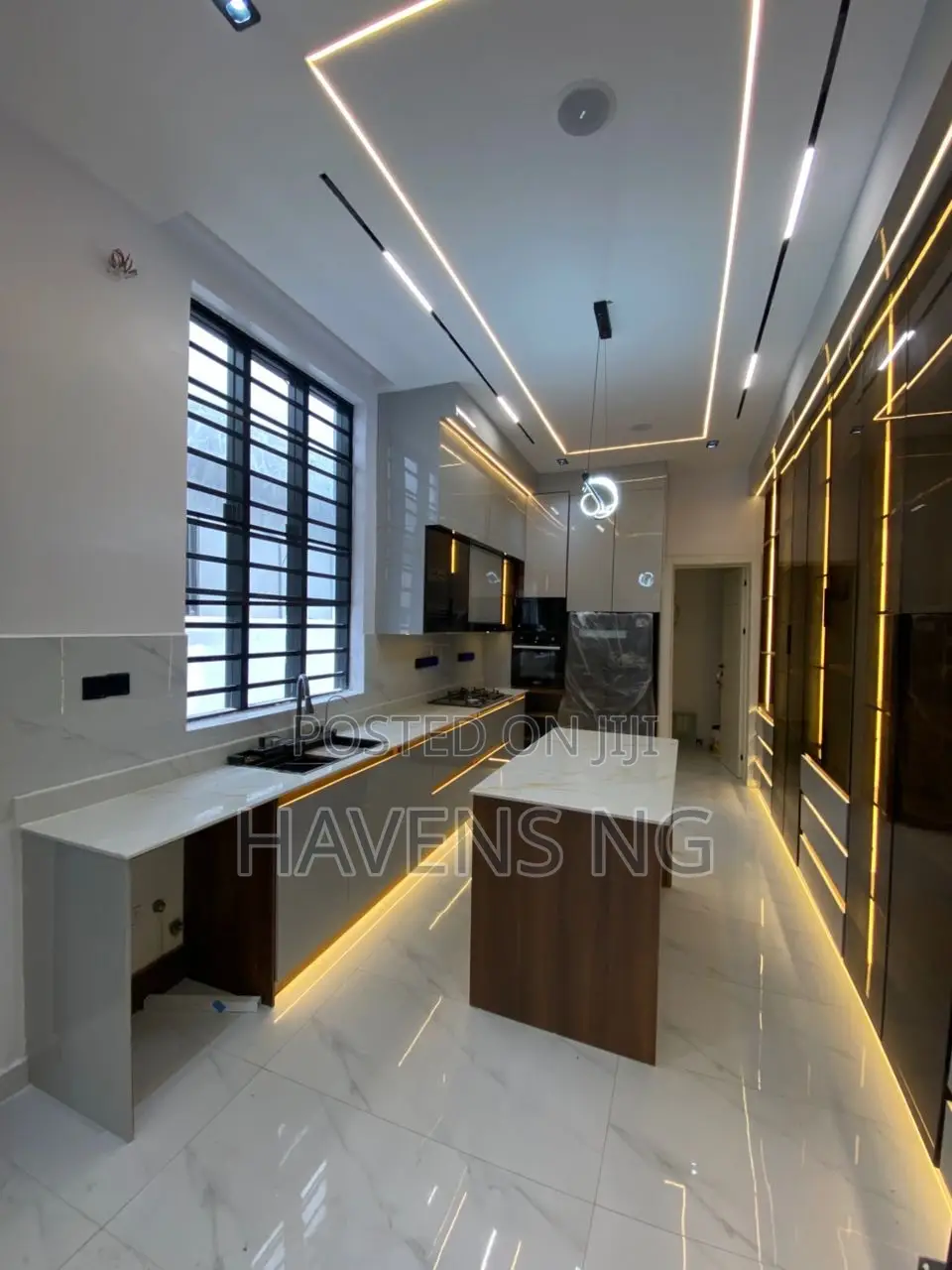 5bdrm Duplex in Ikota for sale in Ikota
