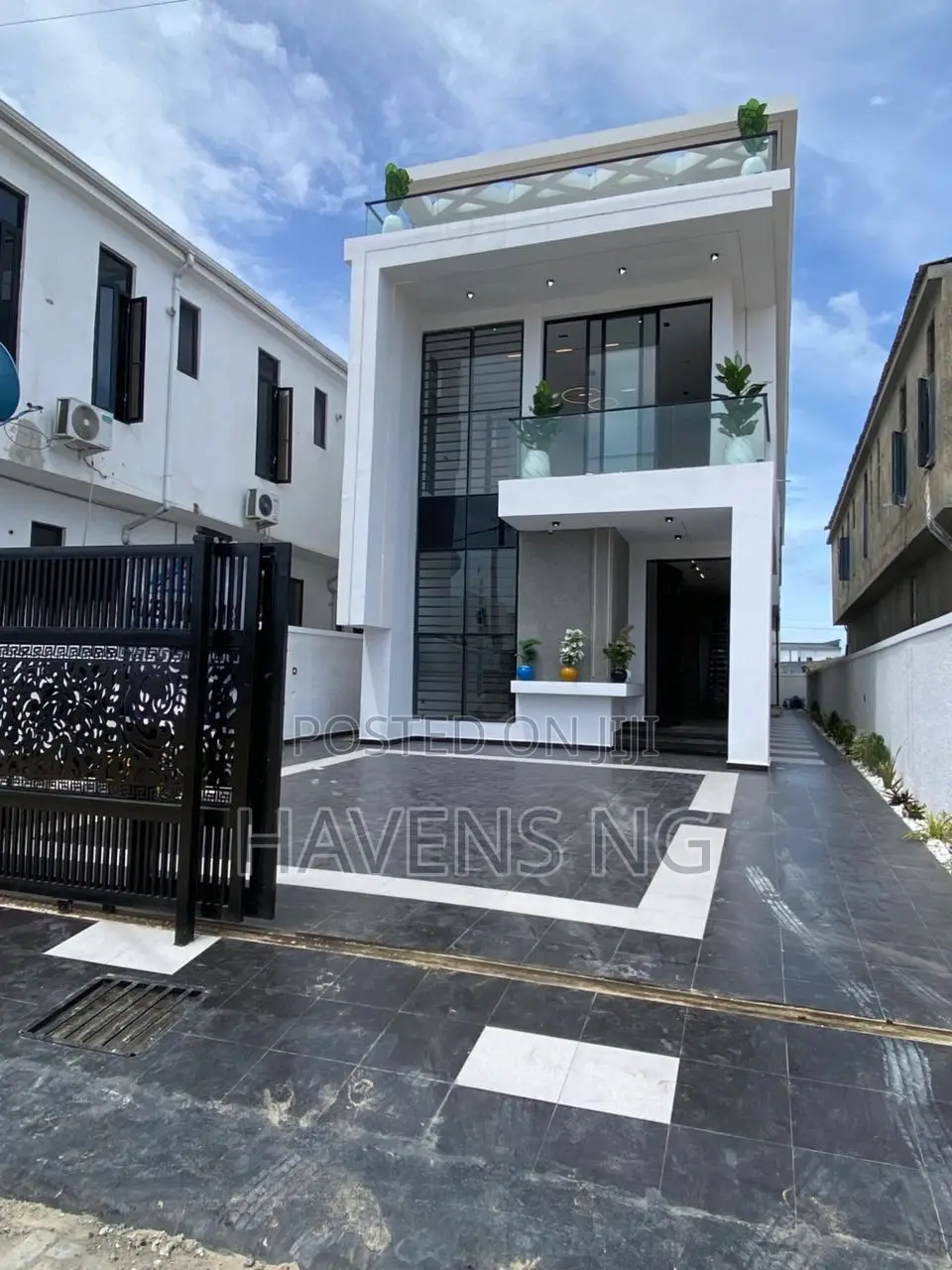 5bdrm Duplex in Ikota for sale in Ikota