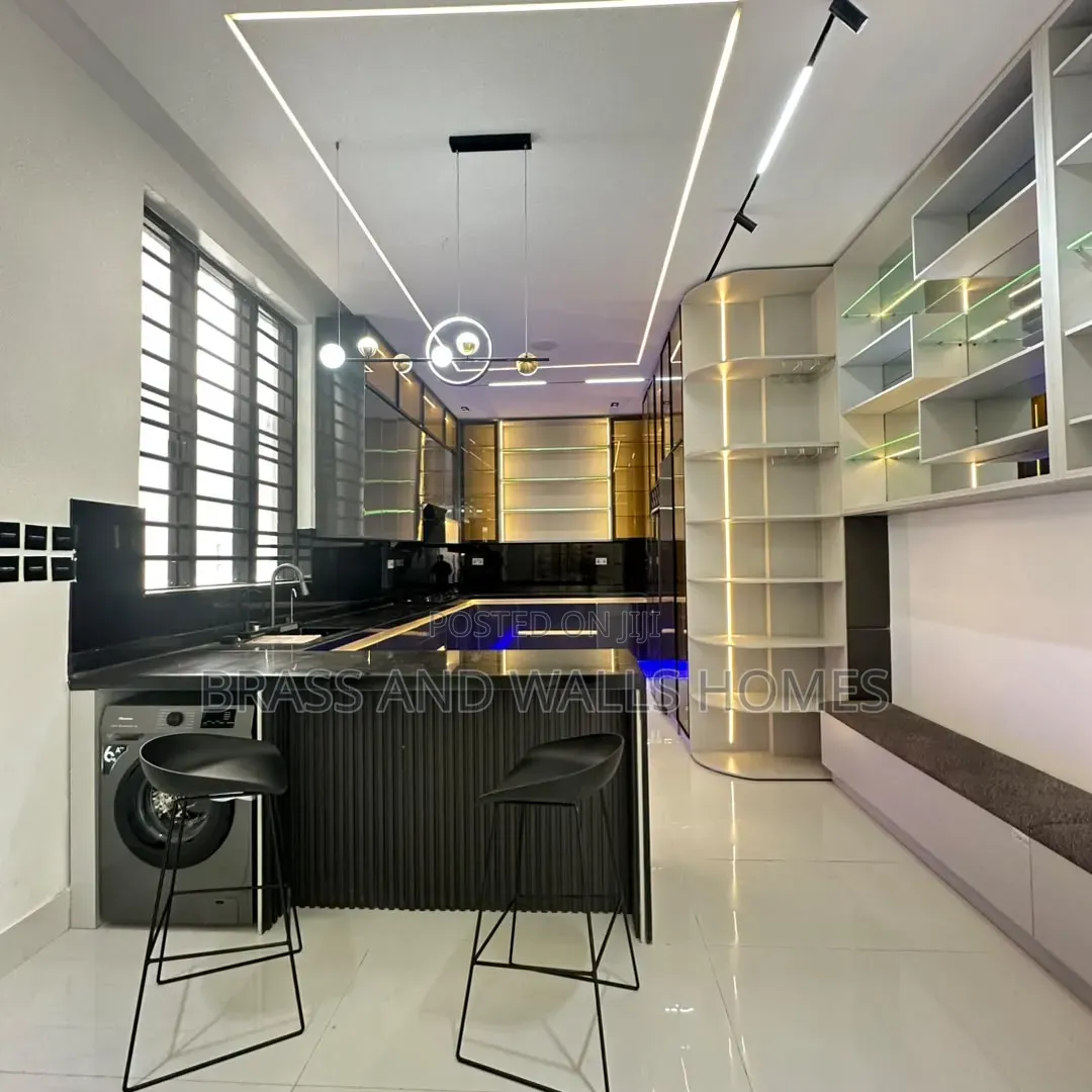Furnished 5bdrm Duplex in Chevron for sale in Chevron