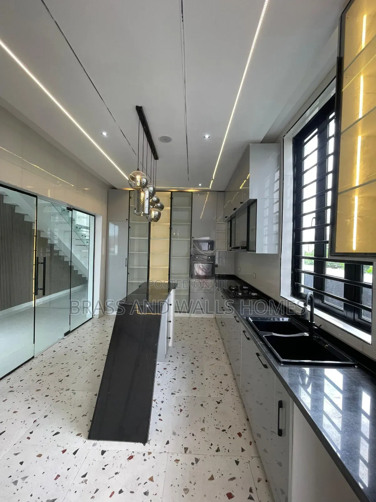 Furnished 5bdrm Duplex in Chevron for sale in Chevron