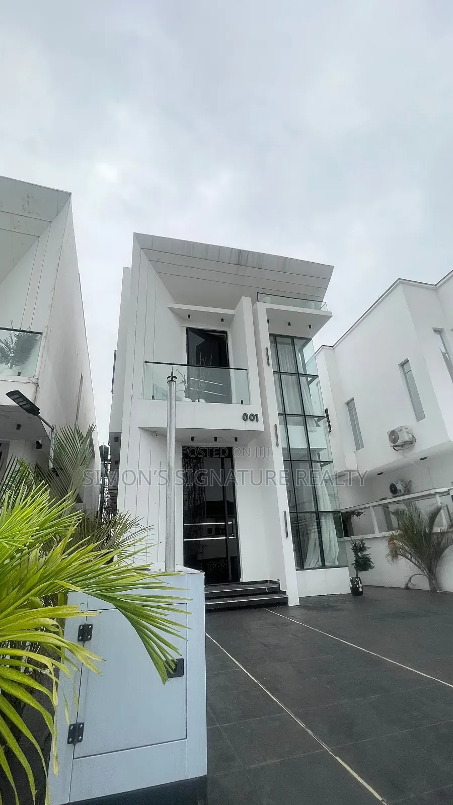 5bdrm Duplex in Chevron for sale in Chevron