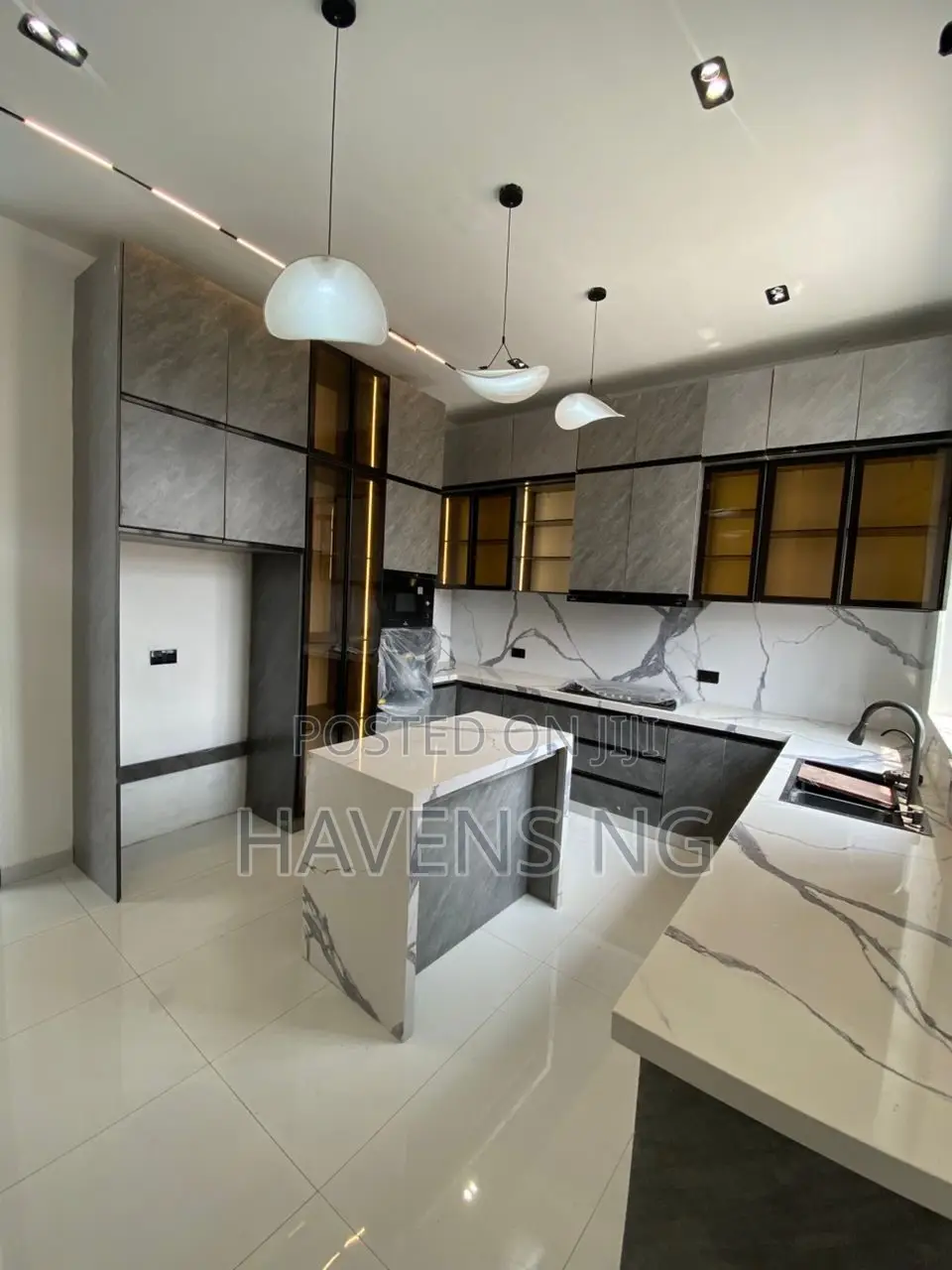 5bdrm Duplex in Chevron for sale in Chevron