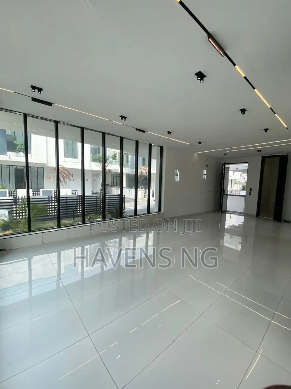 5bdrm Duplex in Chevron for sale in Chevron