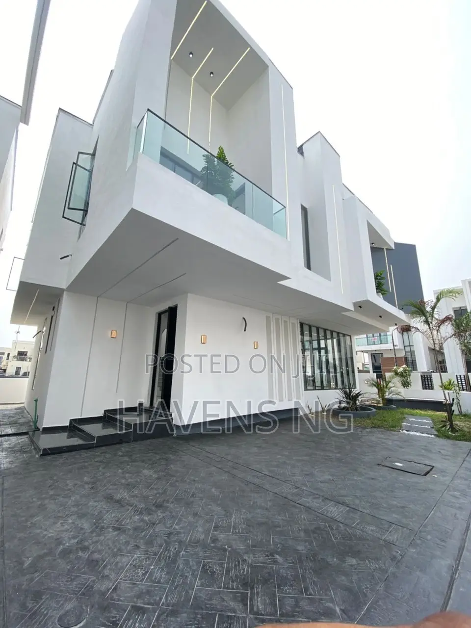 5bdrm Duplex in Chevron for sale in Chevron