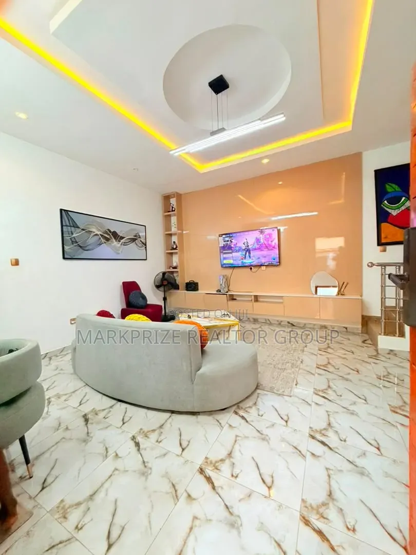 2bdrm Duplex in Magodo Olowora Lagos for sale in Magodo Isheri