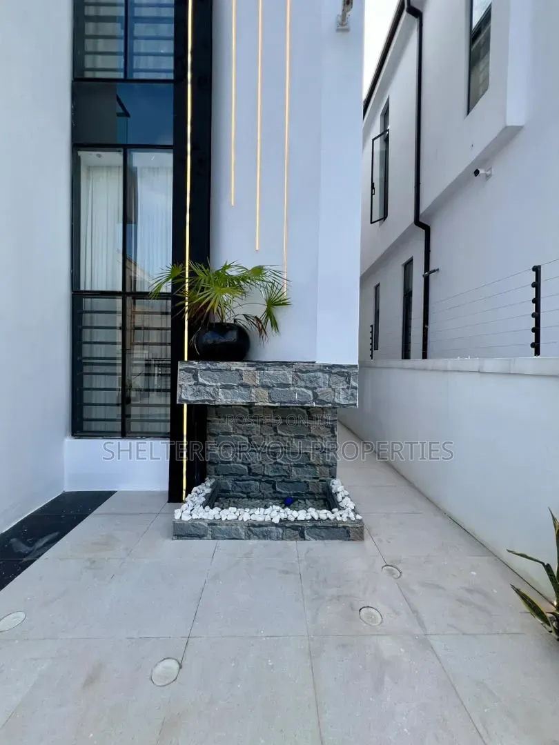 5bdrm Duplex in Ikota for sale in Ikota