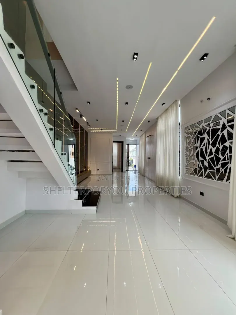 5bdrm Duplex in Ikota for sale in Ikota