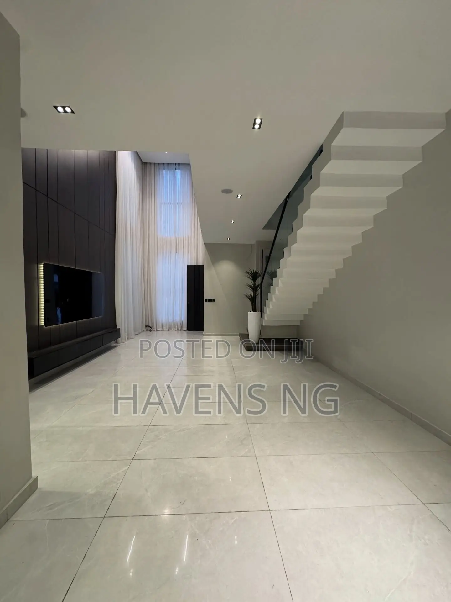 5bdrm Duplex in Chevron for sale in Chevron
