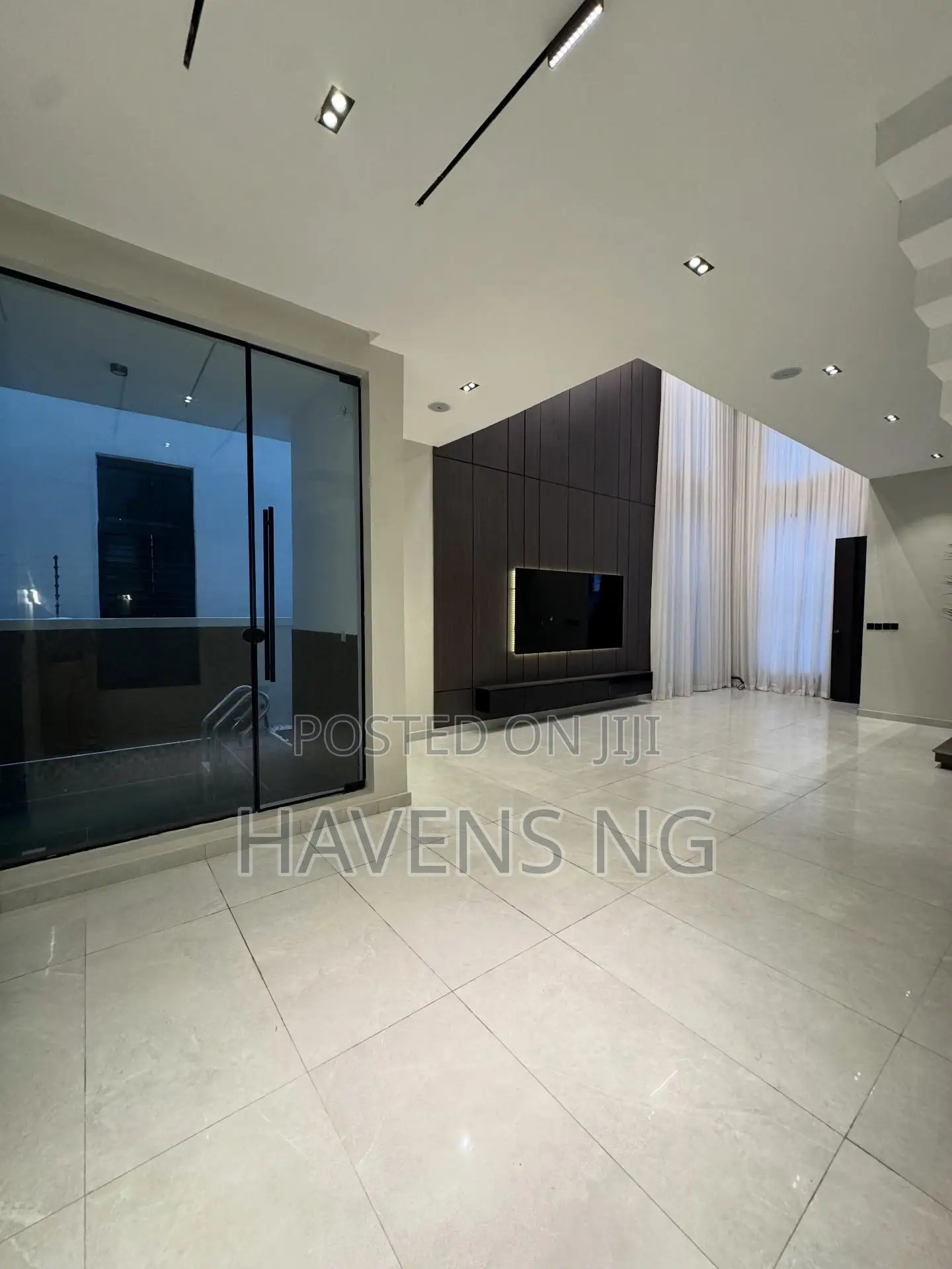 5bdrm Duplex in Chevron for sale in Chevron