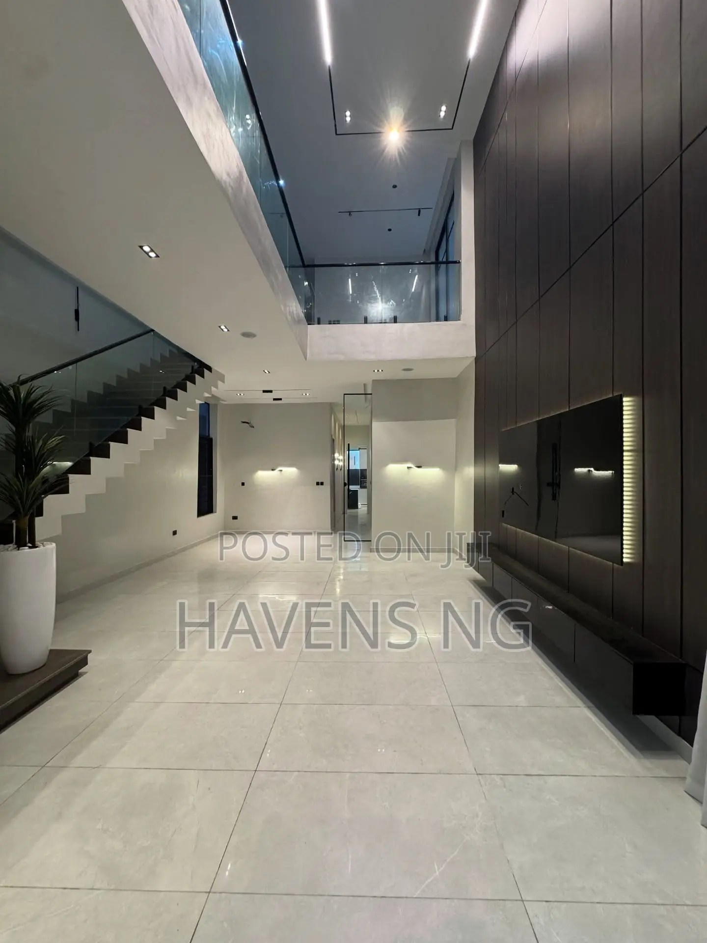 5bdrm Duplex in Chevron for sale in Chevron