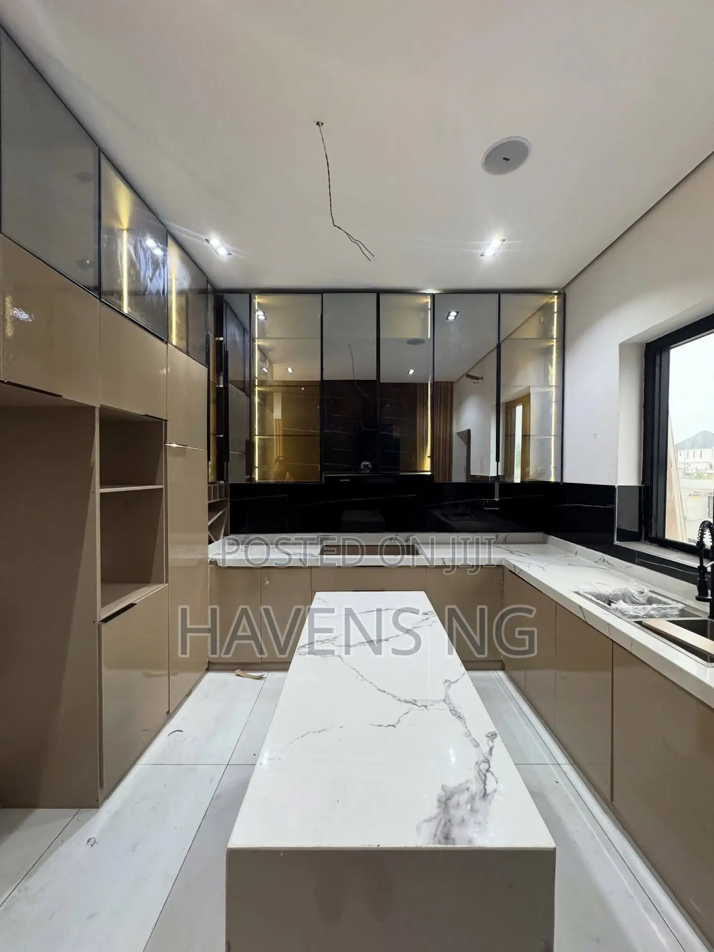 4bdrm Duplex in Chevron for sale in Chevron