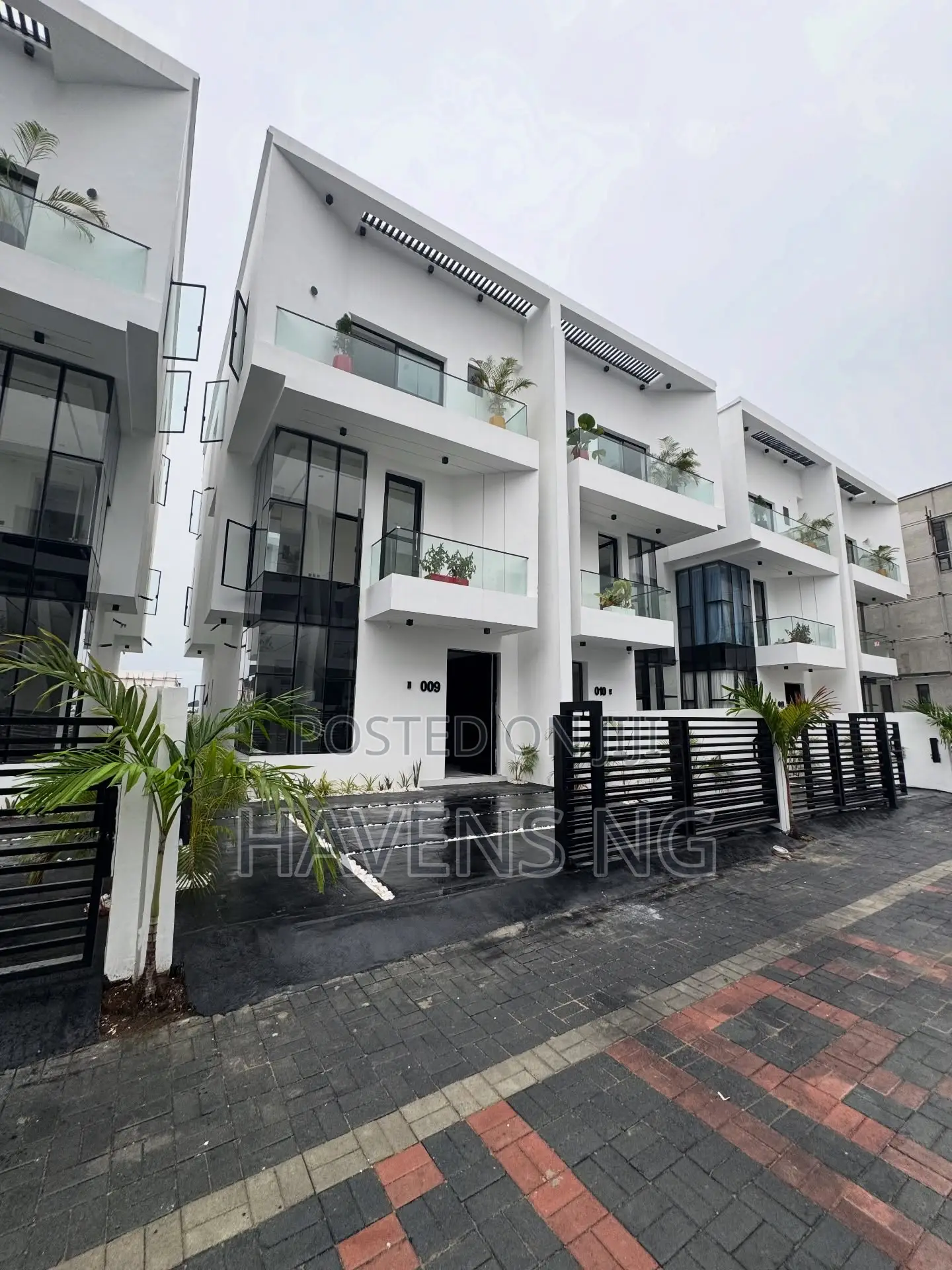 4bdrm Duplex in Chevron for sale in Chevron