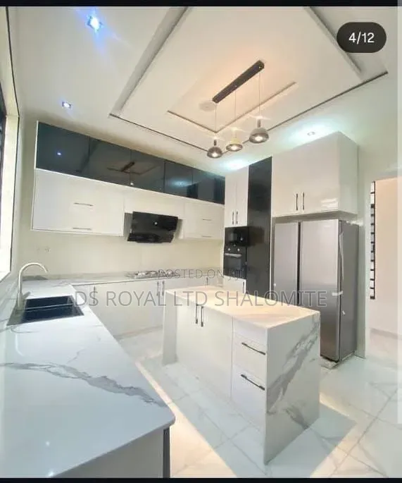 5bdrm Duplex in Chevron for sale in Chevron