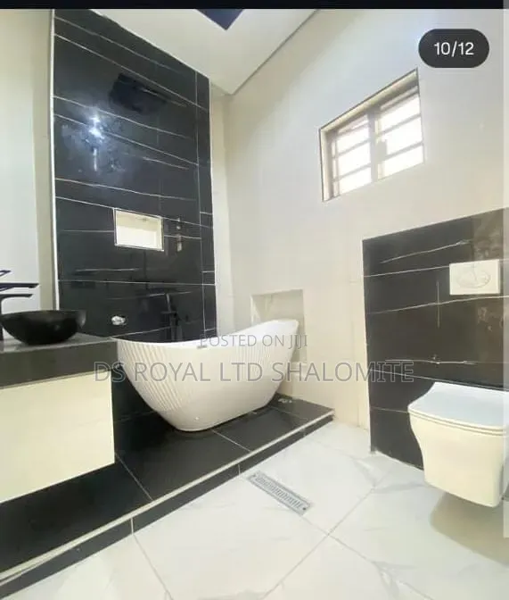 5bdrm Duplex in Chevron for sale in Chevron