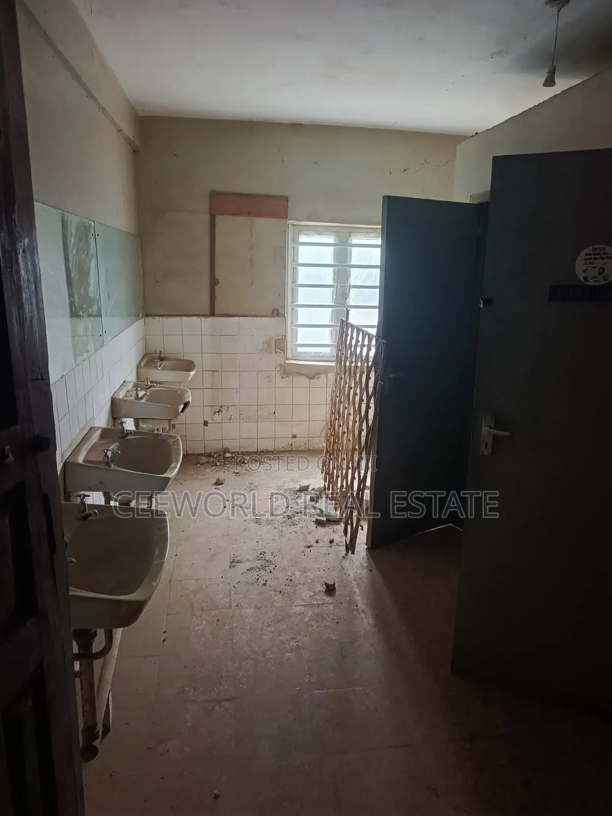 A Whole Ground Floor Spacious Warehouse at Main Idishin Jericho in Jericho