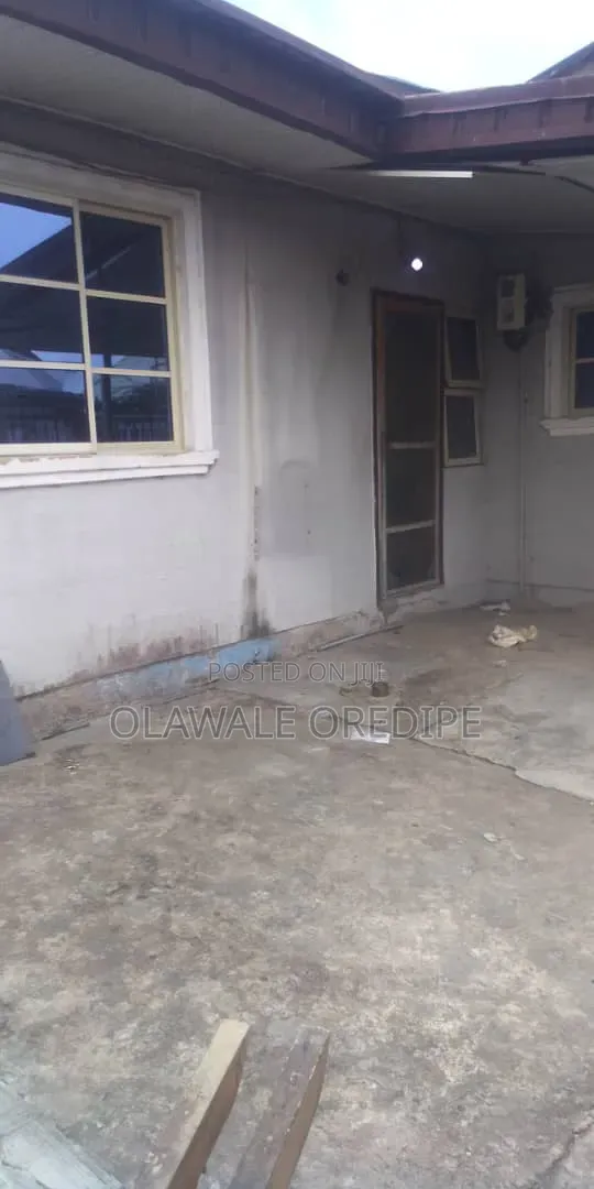 2bdrm Bungalow in Close 26, Satellite Town for sale in Satellite Town