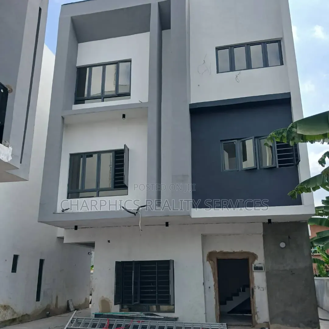 5bdrm Duplex in Alaka Estate for sale in Alaka Estate