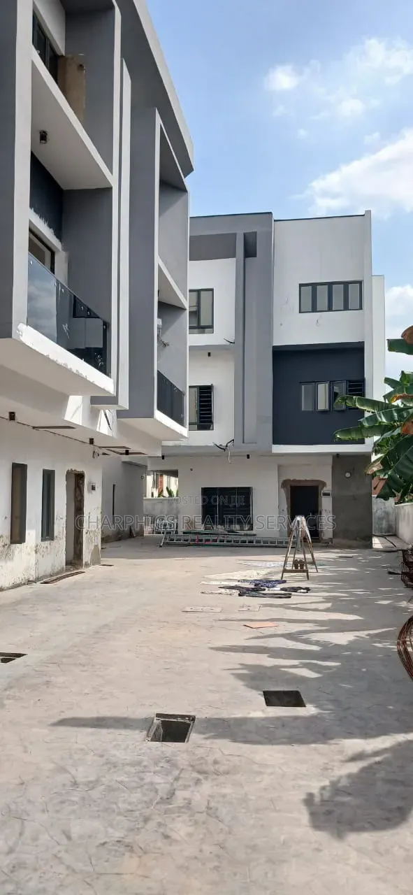 5bdrm Duplex in Alaka Estate for sale in Alaka Estate