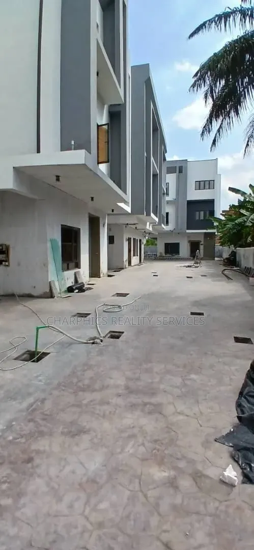 5bdrm Duplex in Alaka Estate for sale in Alaka Estate