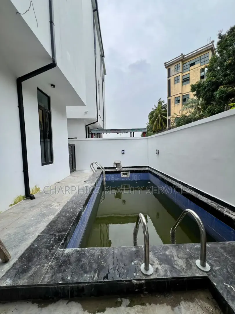 5bdrm Duplex in Chevron for sale in Chevron