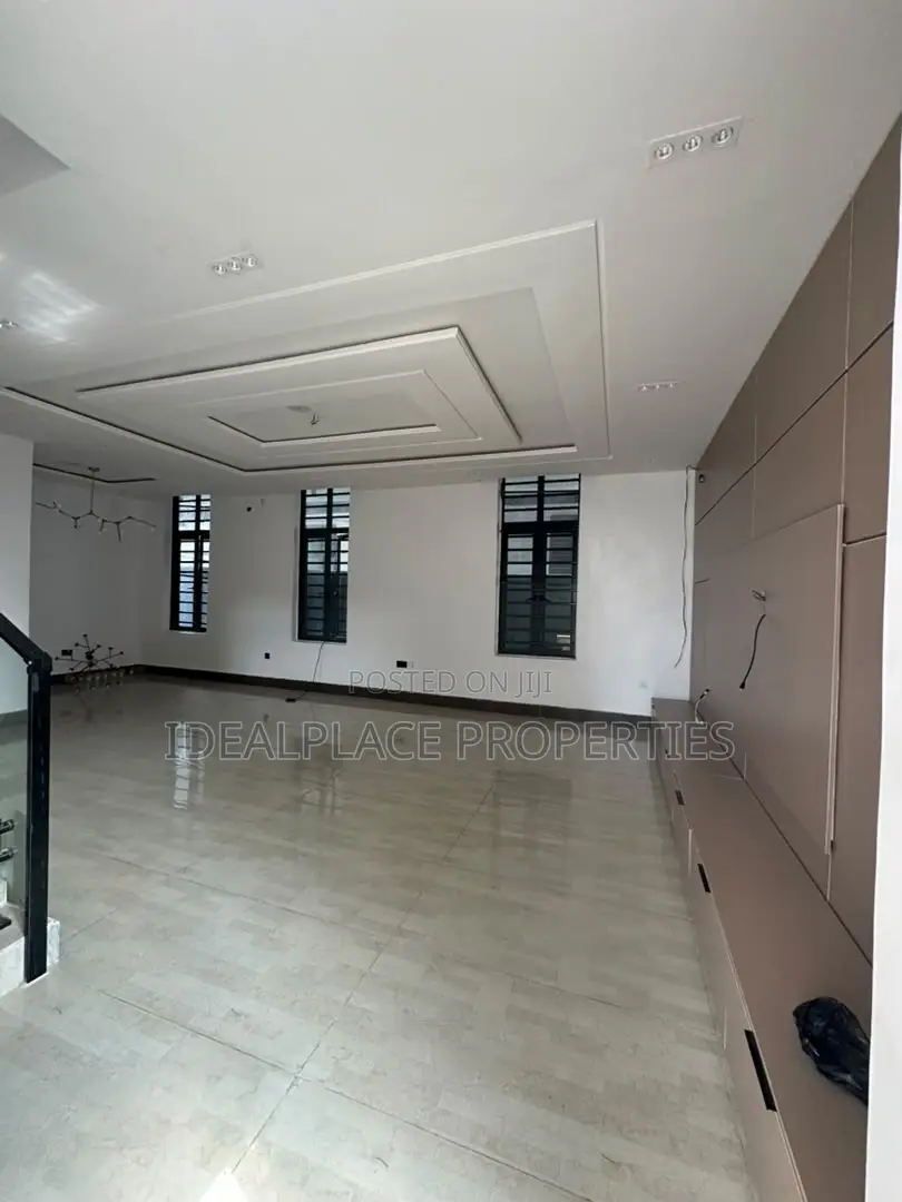 5bdrm Duplex in Lekki Phase 1 for sale in Lekki Phase 1