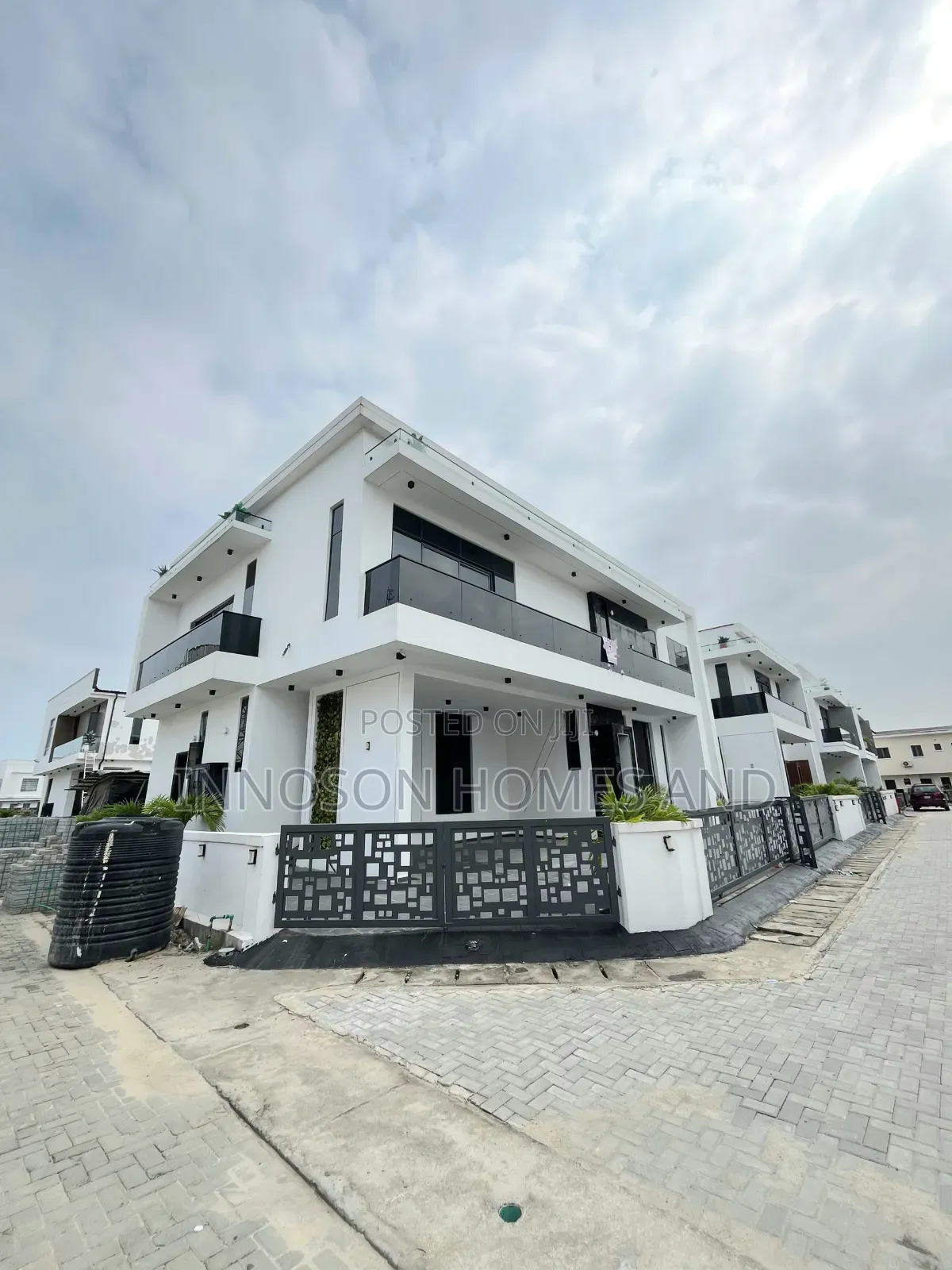 5bdrm Duplex in Chevron for rent in Chevron