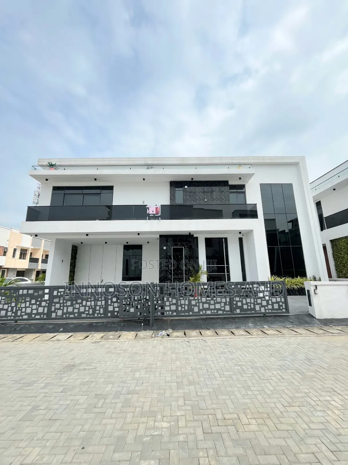 5bdrm Duplex in Chevron for rent in Chevron
