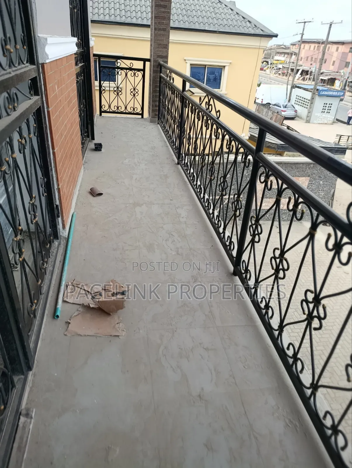 Newly Built Spacious Shop Pop Ceiling 2 Toilet Good for All Business in Egbeda