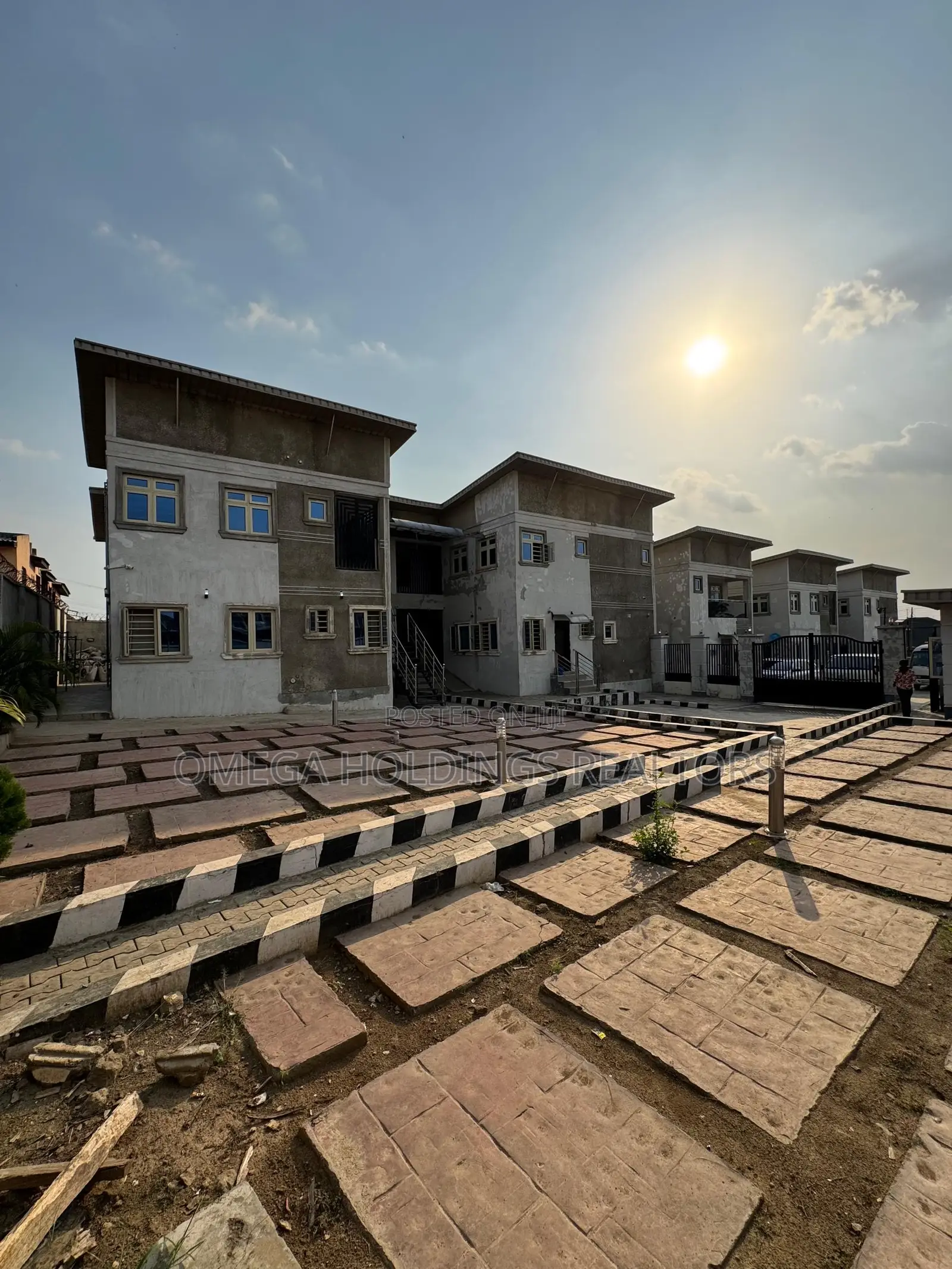 Mixed-Use Commercial/Residential Property for Sale in Alakia