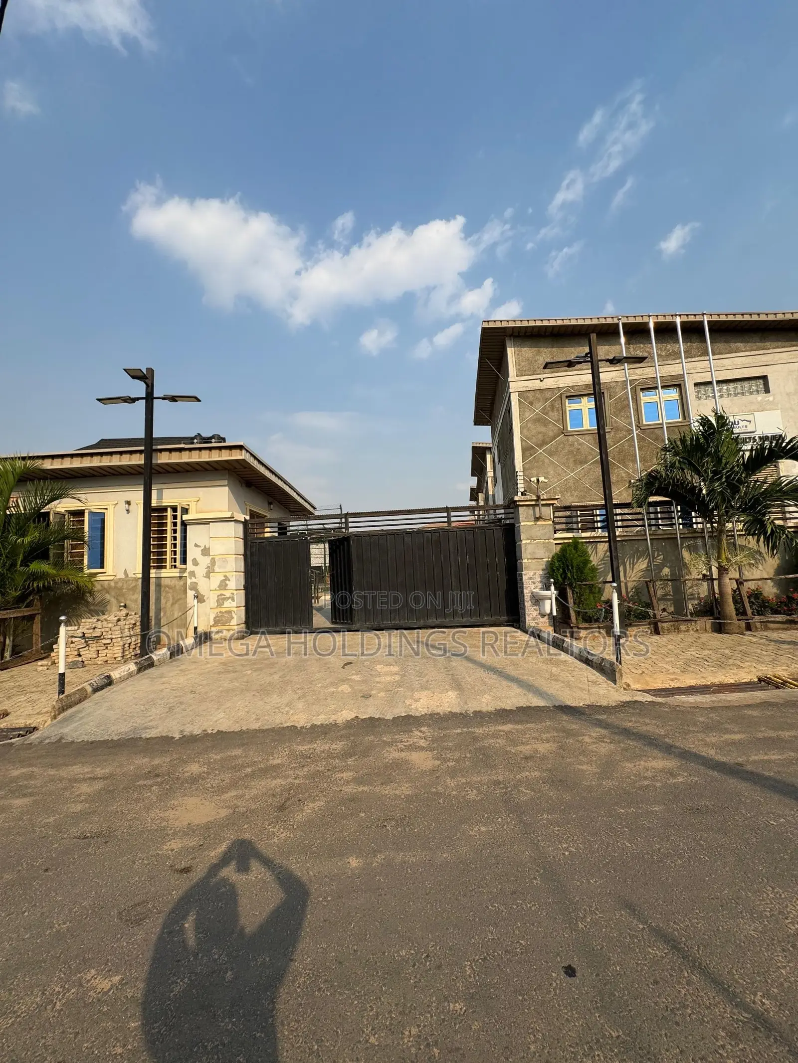 Mixed-Use Commercial/Residential Property for Sale in Alakia