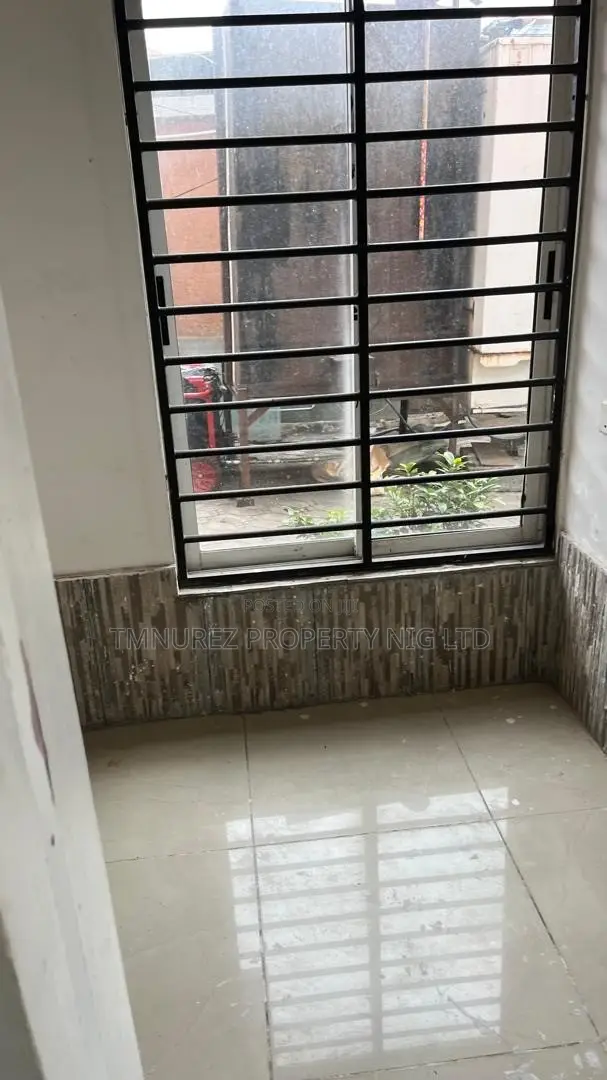 Show Room Shop for Rent in Lekki