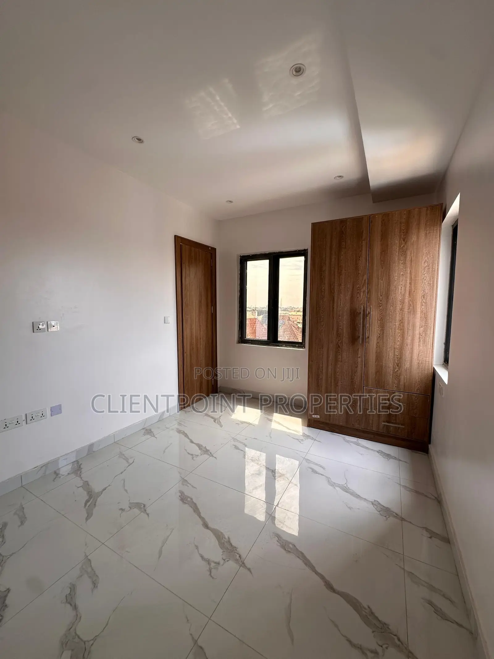 3bdrm Apartment in Queens Street, Alagomeji for rent in Alagomeji